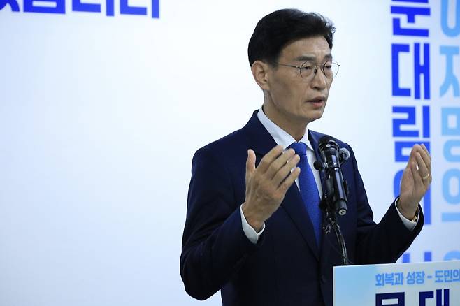 기자회견하는 문대림 후보.