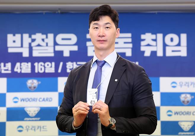 박철우 우리카드 배구단 신임 감독이 16일 서울 중구 한국프레스센터에서 열린 감독 취임 기자회견에서 사원증들 들고 기념촬영하고 있다. 뉴시스