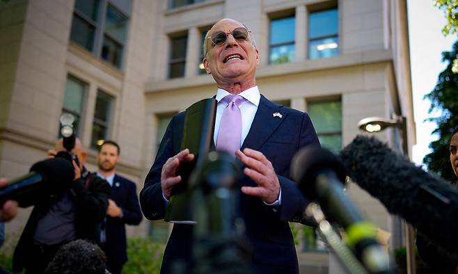 14일(현지시간) 예키엘 라이터 주미 이스라엘 대사가 워싱턴 DC에서 마르코 루비오 미국 국무장관,&nbsp;나다 하마데 주미 레바논 대사와 실무 평화 회담을 마친 후 인터뷰를 하고 있다.&nbsp;AFP연합뉴스