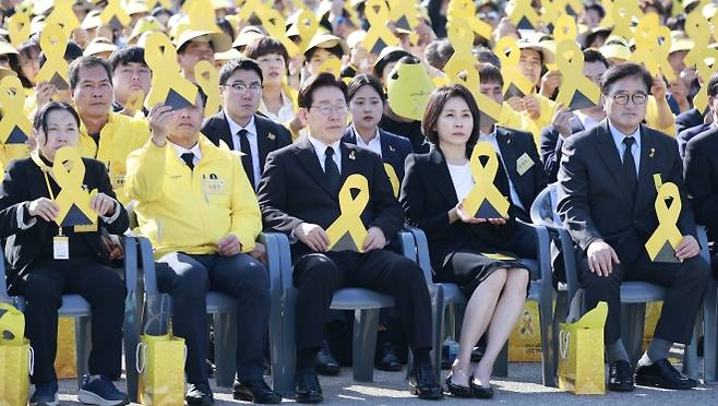 이재명 대통령과 김혜경 여사가 16일 경기 안산화랑유원지에서 열린 세월호 참사 12주기 기억식에 참석해 추모 공연을 보고 있다. 현직 대통령이 이 행사에 참석한 것은 이번이 처음이다. 앞줄 왼쪽 두 번째부터 김종기 세월호 참사 가족협의회 운영위원장, 이 대통령, 김 여사, 우원식 국회의장. 뉴스1