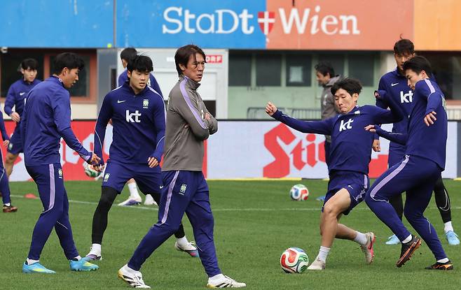 홍명보 축구대표팀 감독이 3월 30일(현지 시간) 오스트리아와의 평가전을 앞두고 선수들의 훈련을 지켜보며 생각에 잠겨 있다. 연합뉴스