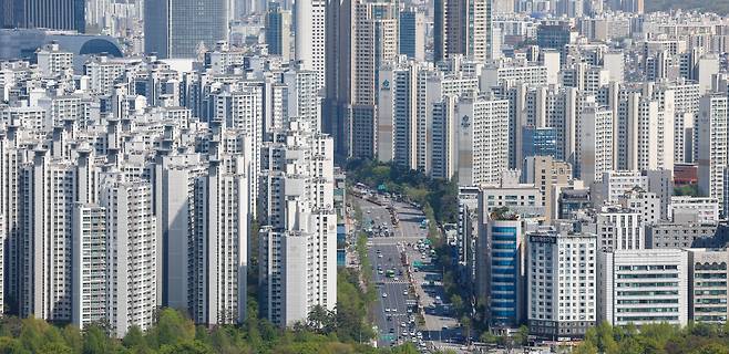 올해 공시가격 인상 영향으로 주택 보유세가 1조 원 이상 증가하는 등 보유세 부담이 확대될 것으로 보인다. 사진은 16일 서울 송파구의 아파트 단지 일대. 뉴스1