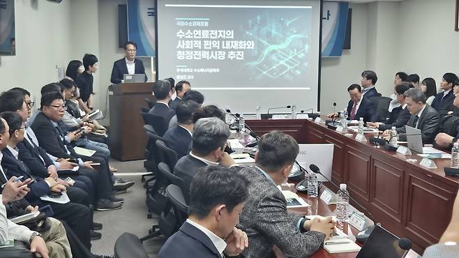 국회수소경제포럼이 16일 서울 여의도 국회에서 ‘수소연료전지 산업 활성화를 통한 GX&AX 추진과 수출산업화’를 주제로 정책 세미나를 진행하고 있다.박우인 기자