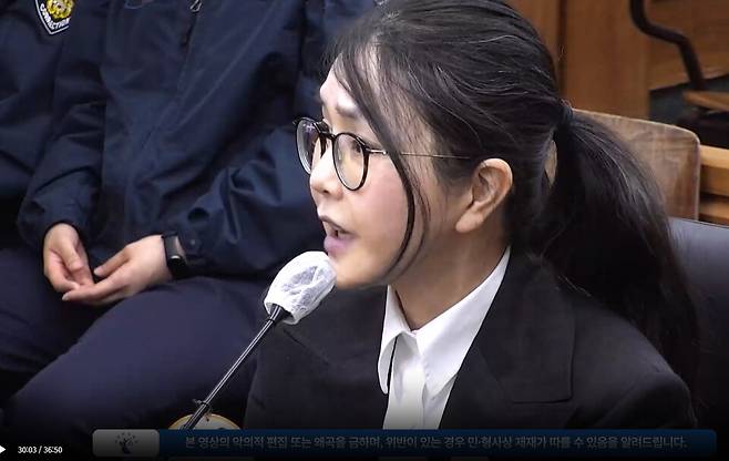 김건희&nbsp;여사가 4월13일 서울 서초구 서울중앙지방법원 형사합의33부(이진관 부장판사) 심리로 열린 박성재 전 법무부 장관의 내란 중요임무 종사 혐의 사건의 속행 공판에 증인으로 출석해 증언하고 있다. ⓒ서울중앙지법 제공