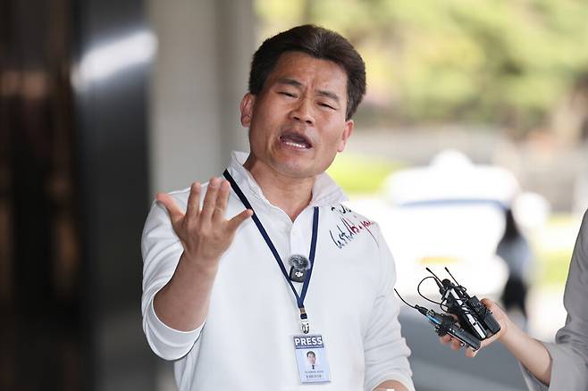 이재명 대통령과 이준석 개혁신당 대표에 대한 명예훼손 혐의를 받는 전 한국사 강사 전한길씨가 4월13일 서울 서초구 서울중앙지방검찰청에서 열린 구속영장 청구 전 피의자 조사에 출석하며 취재진에 입장을 밝히고 있다. ⓒ연합뉴스