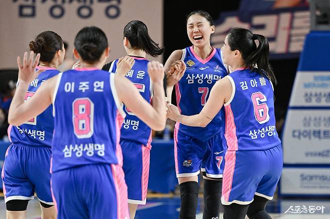 삼성생명 강유림(오른쪽에서 2번째)이 15일 용인체육관서 열린 하나은행과&nbsp;4강 PO 4차전 도중 득점에 성공한 뒤 동료들과 함께 기뻐하고 있다. 사진제공｜WKBL