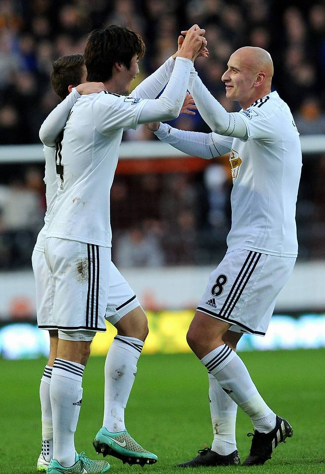 과거 기성용(왼쪽)과 EPL서 한솥밥을 먹었던 존조 셸비(오른쪽)가 현역 생활을 마감하자마자 프로팀 지휘봉을 잡았다. AP뉴시스