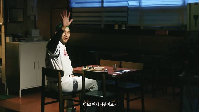 롯데 외국인 타자 빅터 레이예스가 청량음료 광고서 연기를 선보이고 있다. 사진출처｜롯데칠성음료 유튜브 캡처