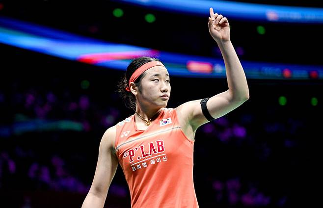 안세영(사진)이 12일 2026 아시아배드민턴선수권대회 여자 단식 결승에서를 꺾고 우승, 그랜드슬램을 달성한 뒤 세리머니 하고 있다. 신화연합뉴스