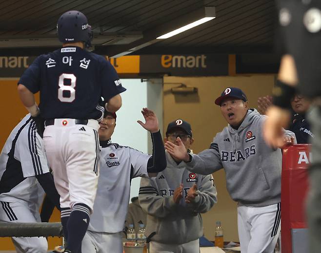 두산 김원형 감독(오른쪽)이 홈런을 치고 더그아웃으로 들어오는 손아섭을 기쁘게 맞이하고 있다. 두산 베어스 제공