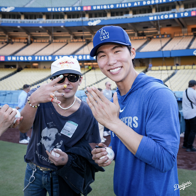 LA 다저스 김혜성과 기념 사진을 찍으며 포즈를 취한 지드래곤. 다저스 SNS
