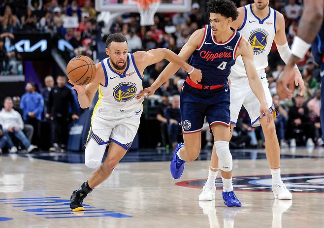 스테픈 커리가 16일 미국 캘리포니아주 잉글우드의 인튜이트돔에서 열린 LA 클리퍼스와 2025~2026 미국프로농구 서부콘퍼런스 플레이-인 토너먼트에서 돌파를 시도하고 있다.   잉글우드 | AP연합뉴스