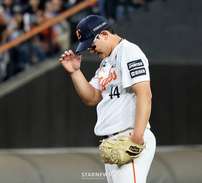 한화 이글스 마무리 김서현이 14일 대전 한화생명볼파크에서 열린 2026 신한 SOL KBO리그 삼성 라이온즈와 방문경기 8회초 2사 만루에 등판해 밀어내기로 점수를 주고 아쉬워하고 있다. /사진=강영조 선임기자