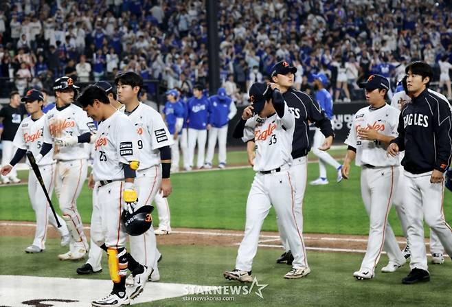 한화 이글스 선수들이 15일 대전 한화생명볼파크에서 열린 2026 신한 SOL KBO리그 삼성 라이온즈와 홈경기에서 패한후 아쉬운 발걸음으로 퇴장하고 있다. /사진=강영조 선임기자
