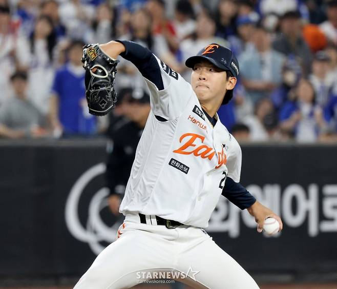 한화 이글스 황준서가 15일 대전 한화생명볼파크에서 열린 2026 신한 SOL KBO리그 삼성 라이온즈와 홈경기에서 마운드에 올라 역투를 펼치고 있다. /사진=강영조 선임기자