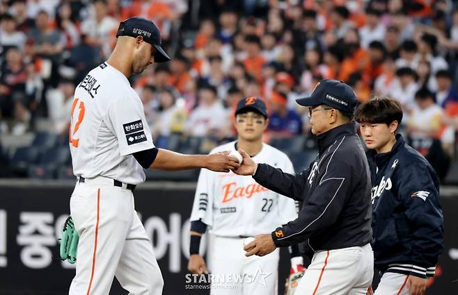 한화 이글스 윌켈 에르난데스(왼쪽)가 15일 대전 한화생명볼파크에서 열린 2026 신한 SOL KBO리그 삼성 라이온즈와 홈경기에서 1회를 마치지 못한 채 양상문 코치에게 공을 넘기고 강판되고 있다. /사진=강영조 선임기자