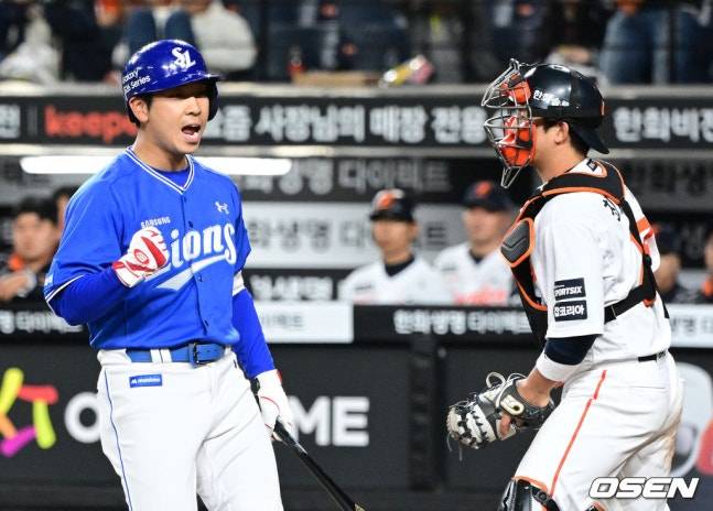삼성 이해승(왼쪽)이 14일 한화전 9회초 밀어내기 볼넷을 얻어내고 있다. /사진=OSEN