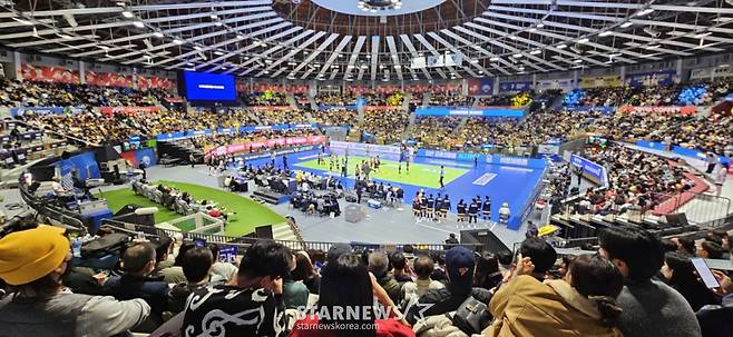 크리스마스인 25일 수원체육관에서 열린 2025-2026 진에어 V리그 여자부 현대건설과 정관장 경기에 만원관중에 찾아 배구를 즐기고  있다. 2025.12.25. /사진=강영조 선임기자