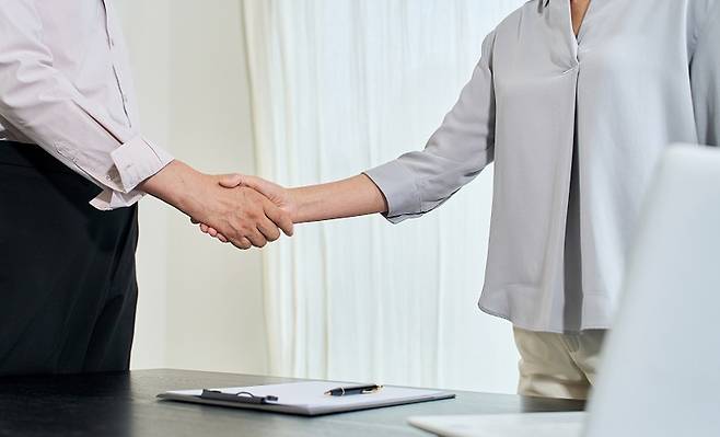 배려와 다정함은 실은 정교하고 은밀한 생존 전략에서 비롯된 행동일 수 있다.[사진 | 게티이미지뱅크]