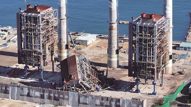 대형사고를 예방하기 위해선 미흡한 법과 제도를 정비해야 한다. 사진은 울산 화력발전소 붕괴 사고 현장의 모습.[사진｜뉴시스]