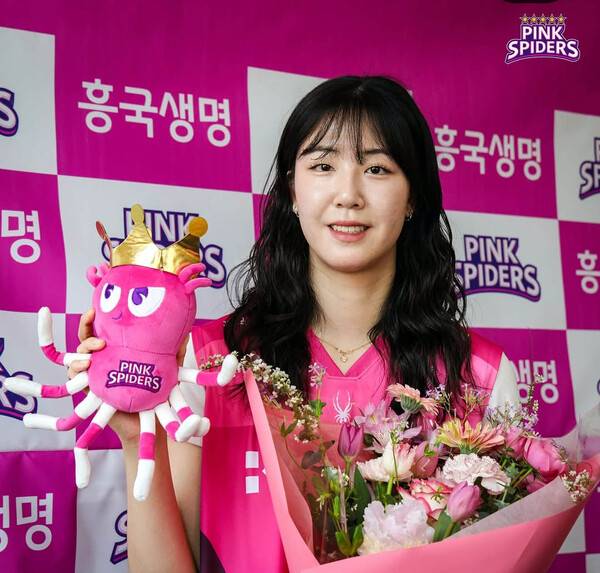 흥국생명, 미들 블로커 정호영과 5억 4천만원에 3년 계약.(사진출처=흥국생명 구단 SNS캡쳐)