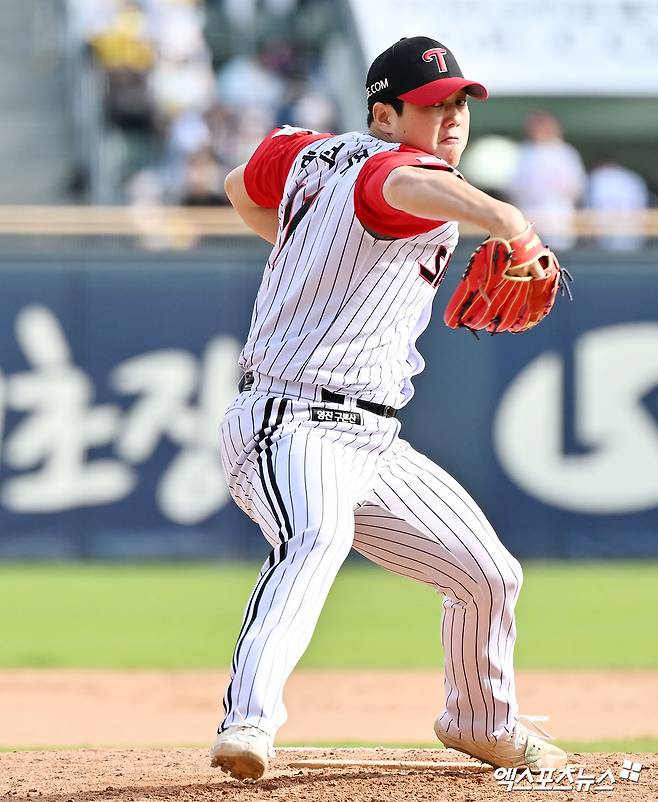 지난 12일 오후 서울 송파구 잠실야구장에서 열린 '2026 신한 SOL Bank KBO리그' SSG 랜더스와 LG 트윈스의 경기, 8회초 LG 함덕주가 공을 힘차게 던지고 있다. 엑스포츠뉴스 DB