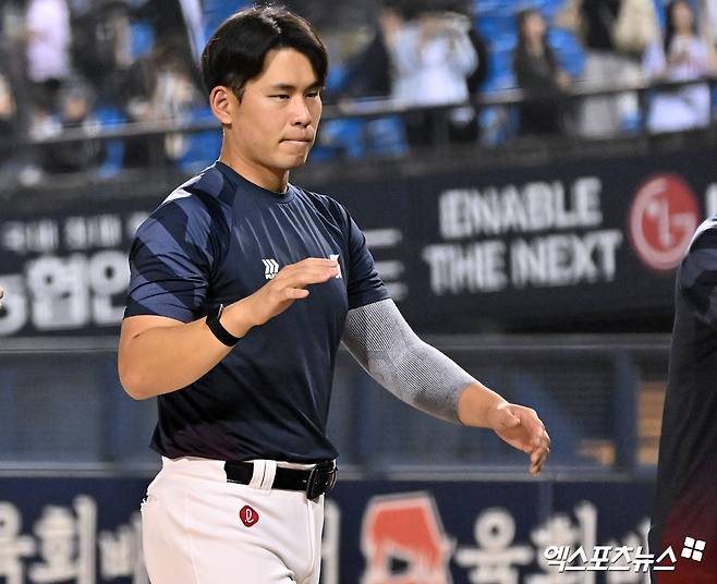 15일 오후 서울 송파구 잠실야구장에서 열린 '2026 신한 SOL Bank KBO리그' 롯데 자이언츠와 LG 트윈스의 경기, 롯데가 6⅔이닝 무실점을 기록한 선발 김진욱의 완벽투에 힘입어 LG에 2:0으로 승리했다.  이날 경기에서 승리한 롯데 김진욱이 기뻐하고 있다. 잠실, 김한준 기자