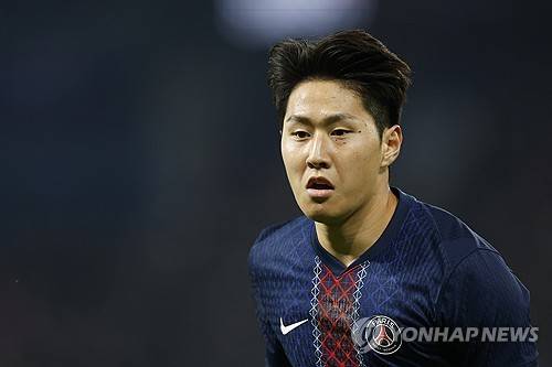 파리 생제르맹(PSG) 이강인이 올여름 팀을 떠나기로 결심했다는 소식이 전해졌다. 유럽축구연맹(UEFA) 챔피언스리그 4강 진출이라는 성과에 가려진 출전 시간 부족 문제가 결국 이적이라는 결단으로 이어진 모양새다. 프랑스 매체 르트랜스퍼는 이강인이 이번 여름 PSG를 떠나기로 결심한 두 명의 선수 중 한 명이며 팀 내 입지 확보에 어려움을 느끼고 올여름 이적을 강력히 원하고 있다고 전했다. 연합뉴스