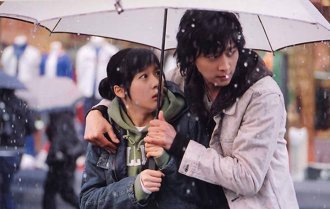 영화 '늑대의 유혹'(2004)의 강동원 우산 신 [영화 '늑대의 유혹' 제공. 재판매 및 DB 금지]