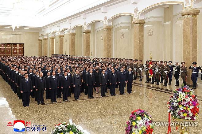 북한 당·정 간부들 금수산태양궁전 참배 (평양 조선중앙통신=연합뉴스) 북한 김일성 주석의 생일(태양절·4월 15일)을 맞아 북한 당과 정부의 간부들이 15일 금수산태양궁전을 참배했다고 조선중앙통신이 16일 보도했다. 2026.4.16 
    [국내에서만 사용가능. 재배포 금지. For Use Only in the Republic of Korea. No Redistribution] nkphoto@yna.co.kr
