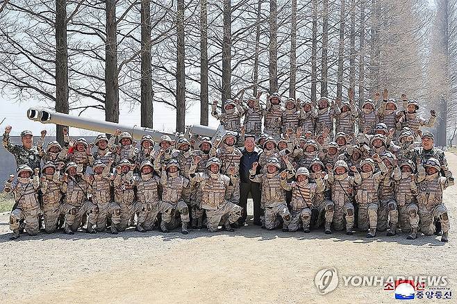 김정은, 김일성 생일에 포사격경기 참관 (평양 조선중앙통신=연합뉴스) 김정은 북한 국무위원장이 조부 김일성 주석의 생일(태양절·4월 15일)을 맞아 포사격 경기를 참관하고 전투 준비에 박차를 가해 나갈 것을 주문했다. 조선중앙통신은 16일 김 위원장이 전날 김 주석의 생일을 맞아 조직된 인민군 서부지구 대연합부대 예하 포병구분대들의 포사격 경기를 참관했다고 보도했다.[조선중앙통신 홈페이지 캡처]2026.4.16 
    [국내에서만 사용가능. 재배포 금지. For Use Only in the Republic of Korea. No Redistribution] nkphoto@yna.co.kr