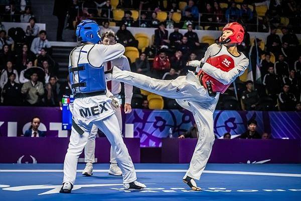 공격하는 하지웅(오른쪽) [세계태권도연맹 제공. 재배포 및 DB 금지]