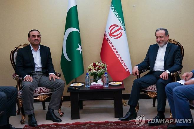 15일(현지시간) 이란 테헤란에서 회담하는 아바스 아라그치 이란 외무장관(오른쪽)과 아심 무니르 파키스탄군 총사령관 [EPA=연합뉴스. 재판매 및 DB 금지]