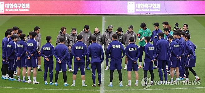 결전 하루 앞둔 한국대표팀 (밀턴킨스[영국]=연합뉴스) 최재구 기자 = 코트디부아르전을 하루 앞둔 한국 축구 국가대표팀 선수들이 경기가 열릴 영국 밀턴킨스 스타디움MK에서 27일(현지시간) 훈련 시작에 앞서 모여 있다. 2026.3.28 jjaeck9@yna.co.kr