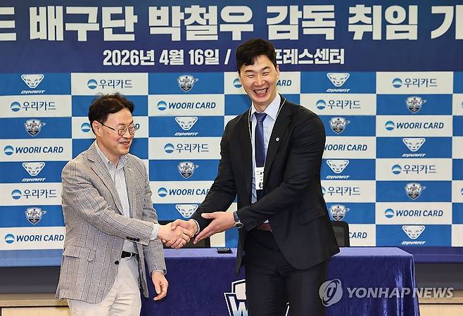 우리카드 사원증 받는 박철우 감독 (서울=연합뉴스) 김인철 기자 = 남자 프로배구 박철우 우리카드 신임 감독이 16일 서울 중구 프레스센터에서 열린 취임 기자회견에서 사원증을 받고 있다. 2026.4.16 yatoya@yna.co.kr