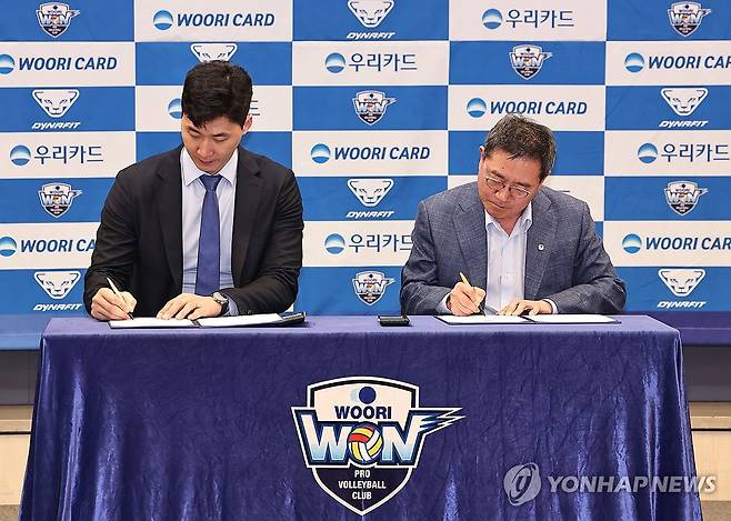 계약서 서명하는 박철우 우리카드 감독 (서울=연합뉴스) 김인철 기자 = 남자 프로배구 박철우 우리카드 신임 감독(왼쪽)이 16일 서울 중구 프레스센터에서 열린 취임 기자회견에서 우리카드 우리WON 배구단 진성원 구단주와 계약서에 서명을 하고 있다. 2026.4.16 yatoya@yna.co.kr