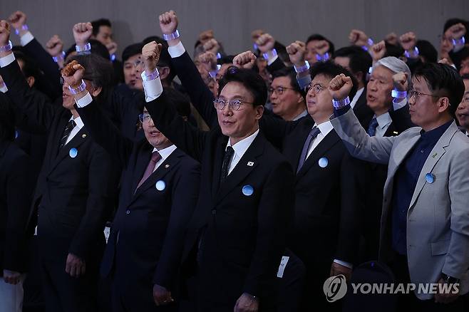 안전다짐 구호 외치는 김민석 총리 (세종=연합뉴스) 김주성 기자 = 김민석 국무총리가 16일 세종시 세종컨벤션센터에서 열린 제12회 국민안전의 날 기념식에서 참석자들과 함께 안전다짐 구호를 외치고 있다.   
    국민 안전의 날은 세월호 참사 희생자를 추모하고 안전의 중요성을 되새기기 위해 제정된 법정 기념일이다. 2026.4.16 utzza@yna.co.kr