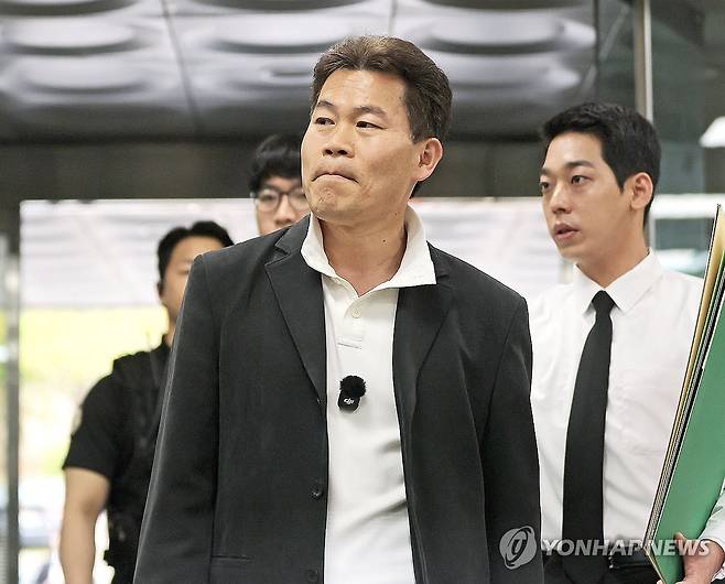 전한길 영장실질심사 (서울=연합뉴스) 류영석 기자 = 이재명 대통령과 개혁신당 이준석 대표의 명예를 훼손한 혐의를 받는 유튜버 전한길(본명 전유관)씨가 16일 서초구 서울중앙지방법원에서 열린 구속 전 피의자 심문(영장실질심사)에 출석하고 있다. 2026.4.16 ondol@yna.co.kr