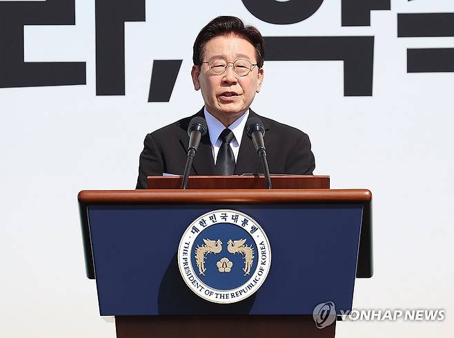 추도사하는 이재명 대통령 (안산=연합뉴스) 김도훈 기자 = 이재명 대통령이 16일 경기도 안산 화랑유원지에서 열린 세월호 참사 12주기 기억식에서 추도사를 하고 있다. 2026.4.16 superdoo82@yna.co.kr