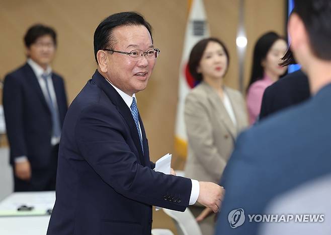 ICT 기업관계자와 인사하는 김부겸 [연합뉴스 자료사진]