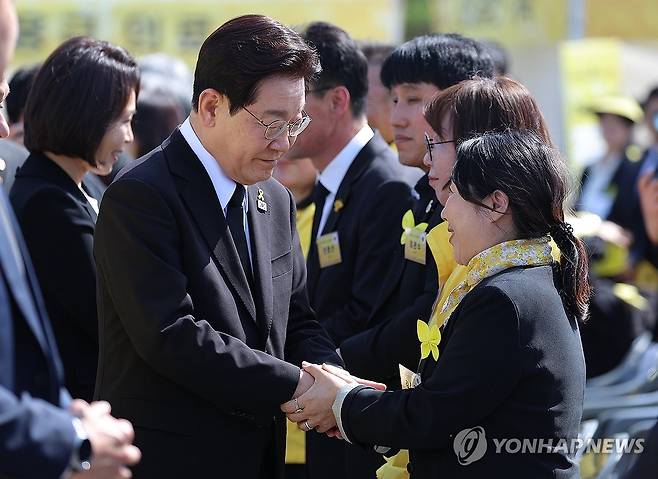 세월호 유가족과 인사하는 이재명 대통령 (안산=연합뉴스) 김도훈 기자 = 이재명 대통령이 16일 경기도 안산 화랑유원지에서 열린 세월호 참사 12주기 기억식에서 유가족들과 인사하고 있다. 2026.4.16 superdoo82@yna.co.kr