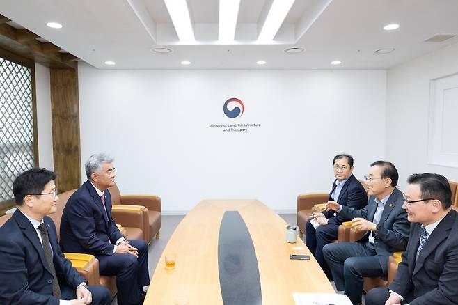 김윤덕 국토장관, 가덕도 신공항 관련 정원주 대우건설 회장 면담 [국토교통부 제공. 재판매 및 DB 금지]