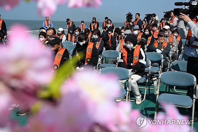 다시 돌아온 12번째 봄 (진도=연합뉴스) 김혜인 기자 = 세월호 참사 12주기인 16일 오전 전남 진도군 맹골수도 참사해역에서 선상추모식이 열리고 있다. 2026.4.16 [공동 취재] in@yna.co.kr