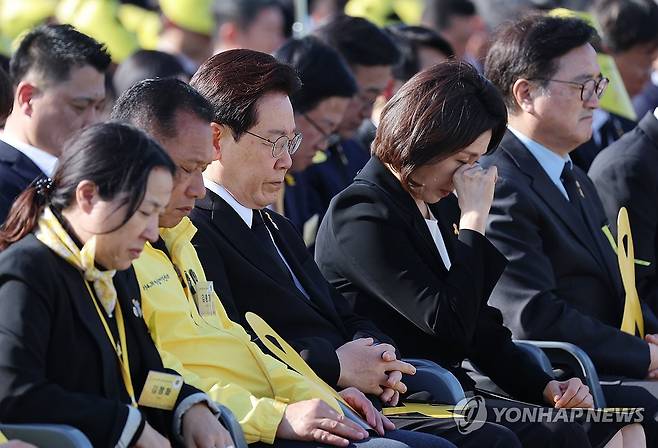 세월호를 기억하며 (안산=연합뉴스) 김도훈 기자 = 이재명 대통령과 김혜경 여사가 16일 경기도 안산 화랑유원지에서 열린 세월호 참사 12주기 기억식에서 추모 사이렌에 맞춰 묵념하고 있다. 2026.4.16 superdoo82@yna.co.kr