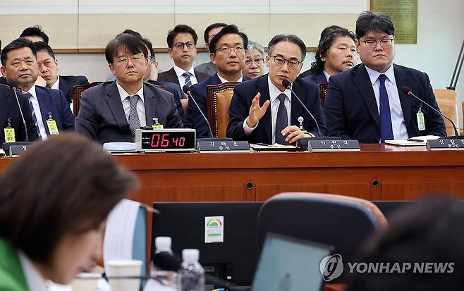 답변하는 이원석 전 검찰총장 (서울=연합뉴스) 이동해 기자 = 이원석 전 검찰총장이 16일 국회 '윤석열 정권 정치검찰 조작기소 의혹 사건 진상규명' 국정조사특별위원회에서 열린 대장동·위례 개발비리 및 김용 전 민주연구원 부원장 관련 의혹 사건에 대한 청문회에서 의원 질의에 답하고 있다. 2026.4.16 eastsea@yna.co.kr