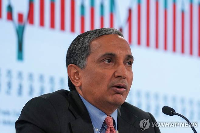 브리핑하는 스니리바산 IMF 아태국장 [로이터 연합뉴스. 재판매 및 DB 금지]