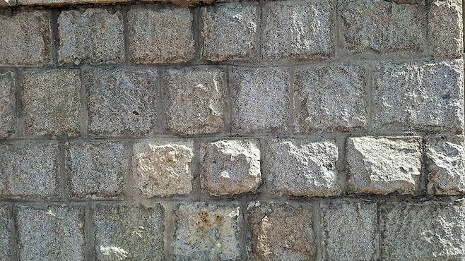 구 김포성당 벽면의 돌. 박찬희