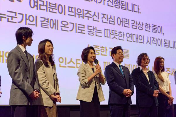 이재명&nbsp;대통령 부인 김혜경 여사가 15일 서울 용산 CGV에서 제주 4·3 사건을 다룬&nbsp;영화&nbsp;'내 이름은' 상영 후 열린 무대 인사에서 발언하고 있다. 이 대통령 부부는 매주 수요일 '문화의 날'을 맞아 SNS 추첨을 통해 선정된 시민 165명과 함께&nbsp;영화를 관람했다. 2026.4.15 [사진=연합뉴스]
