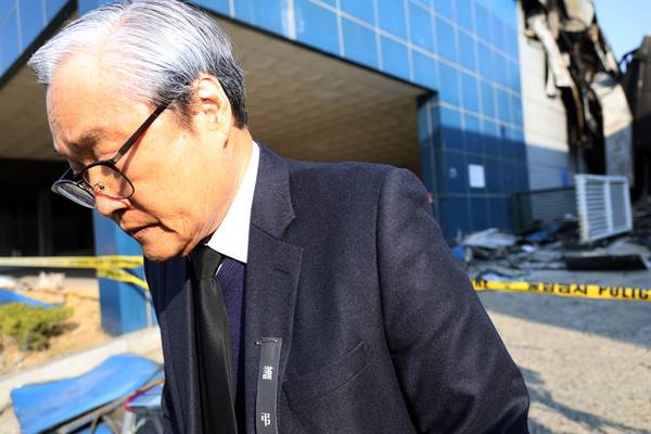 대형 화재로 74명의 사상자가 발생한 대전 안전공업의 손주환 대표이사가 합동 감식과 압수수색이 진행 중인 안전공업 본사를 떠나고 있다. 2026.3.23 [사진=연합뉴스]