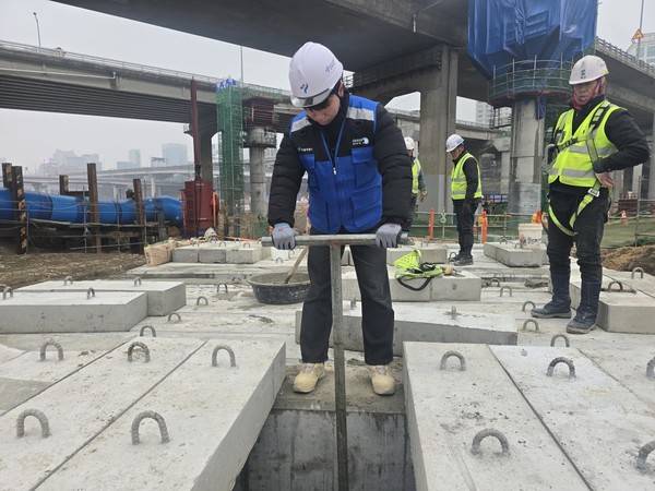 서울시는 작업자가 맨홀에 직접 들어가지 않고도 일할 수 있는 외부조작 밸브를 도입하는 등 상수도 맨홀 안전대책을 강화한다고 밝혔다. 2026.4.8 [사진=연합뉴스]